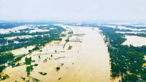 5 killed, lakhs stranded with no power as ten districts flooded